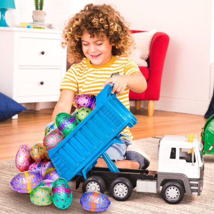 WH1000_LS_D Toy truck easter egg hunt